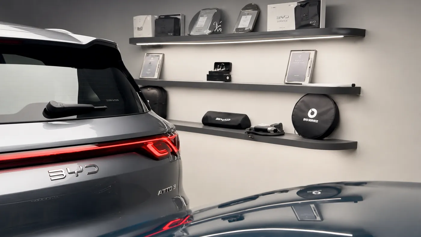 Espacio de servicio oficial BYD Service — accesorios y cargadores originales